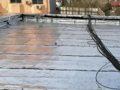 华亭卫生间漏水维修公司分享下华亭屋面楼顶防水刚性防水层施工要点。